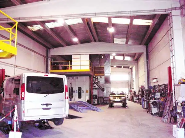 pintar-coche-sant-hilari-sacalm-interior-taller
