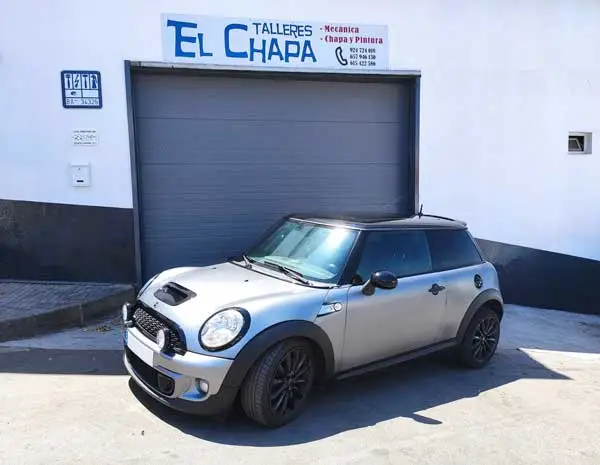 pintar-coche-fuentes-de-leon-coche-en-fachada